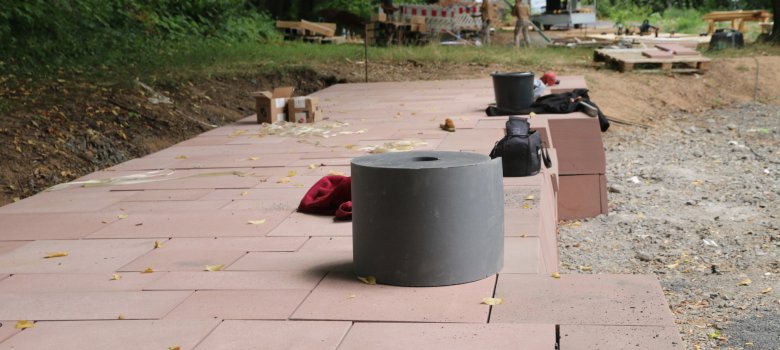 Foto der Quader, die einmal die Sitzterrasse ergeben