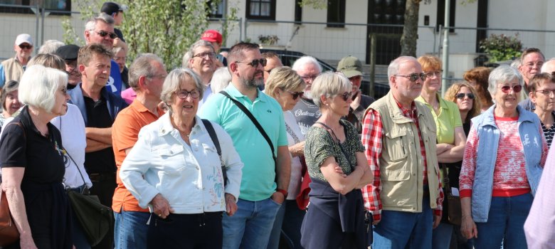 Foto: Bürgerinnen und Bürger interessieren sich