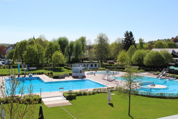 Foto von oben - Freibad Nidda