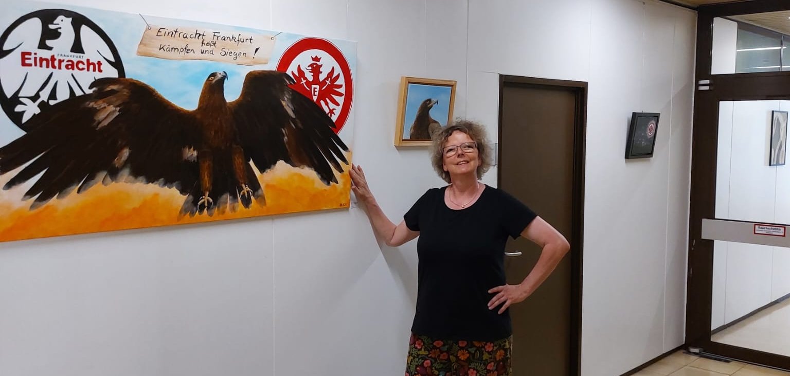 Foto Barbara Besserer mit einigen ihrer Exponate