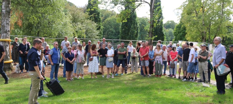 Foto: Gruppe an der Schwefelquelle