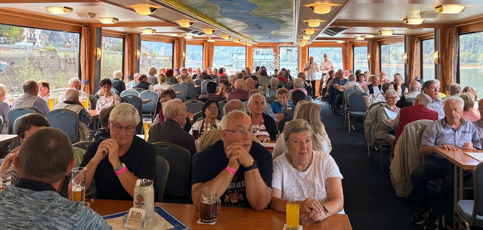Foto Senioren im Schiff