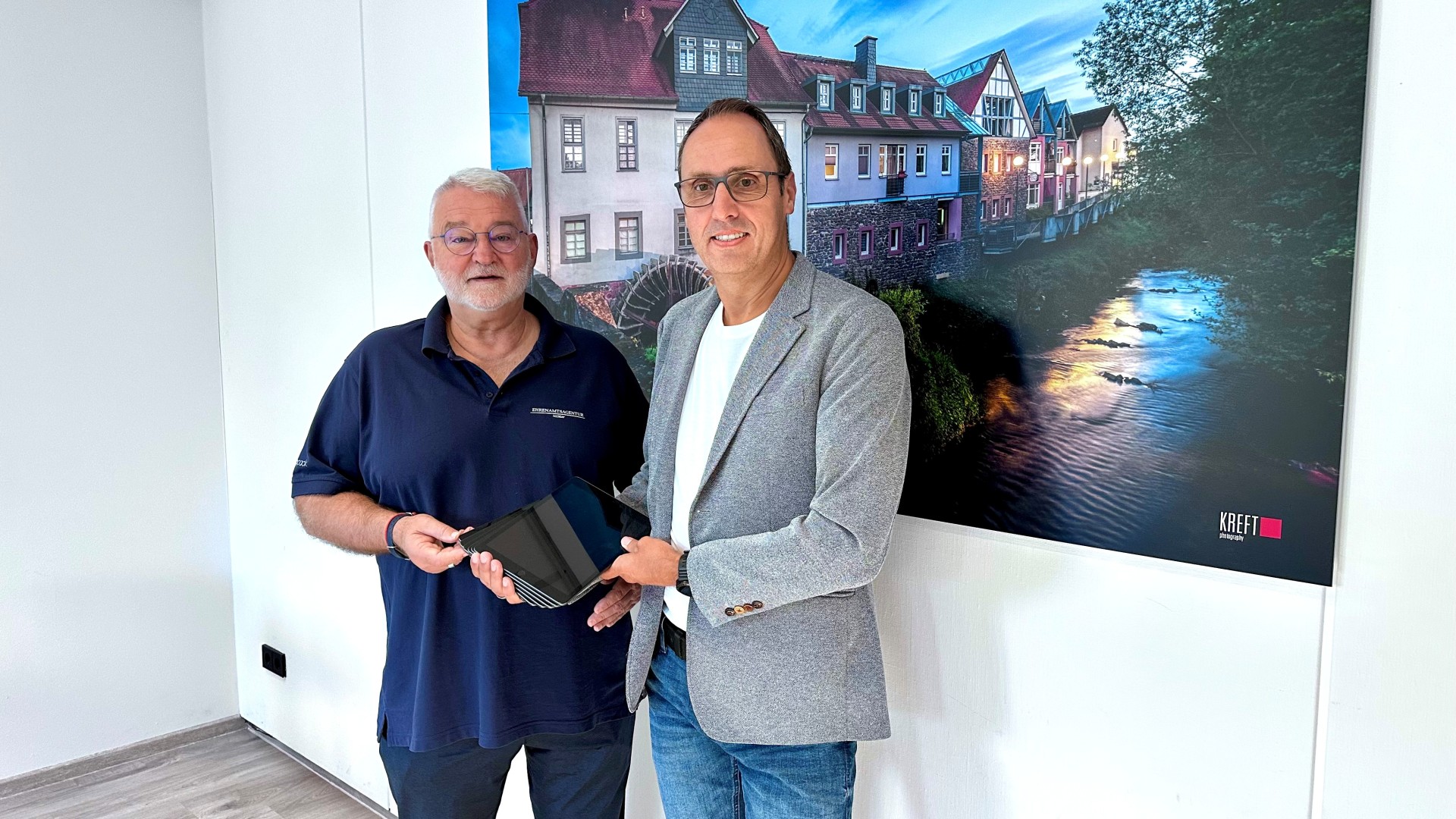 Foto: Herr Selle, BGM Thorsten Eberhard und die sechs iPads