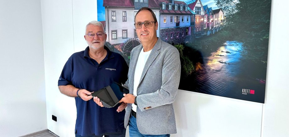 Foto: Herr Selle, BGM Thorsten Eberhard und die sechs iPads