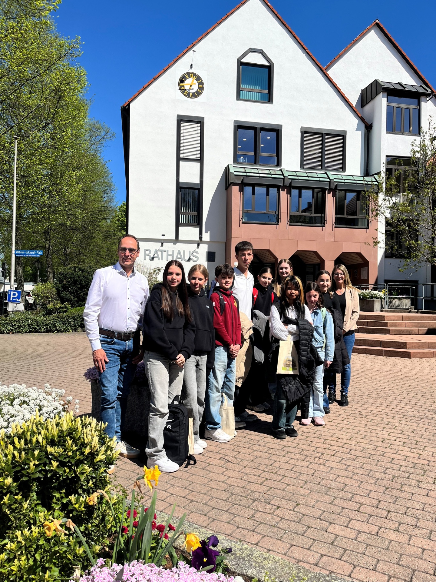 Foto vor dem Rathaus: die disjährigen Teilnehmer/innen