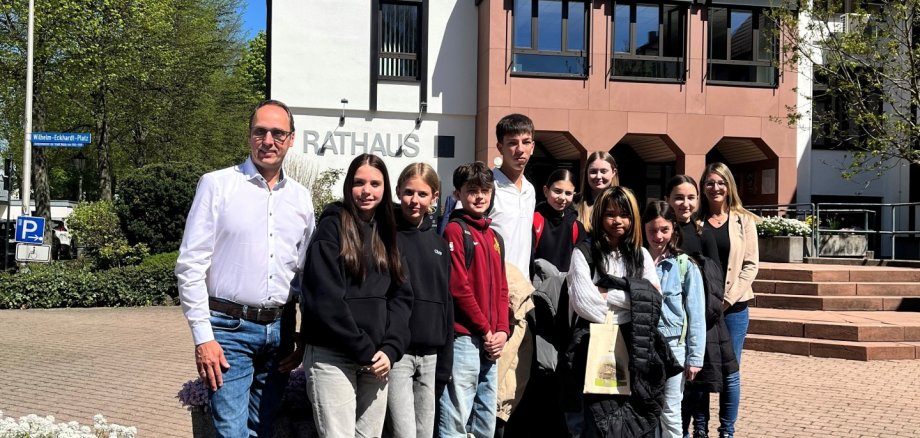 Foto vor dem Rathaus: die disjährigen Teilnehmer/innen