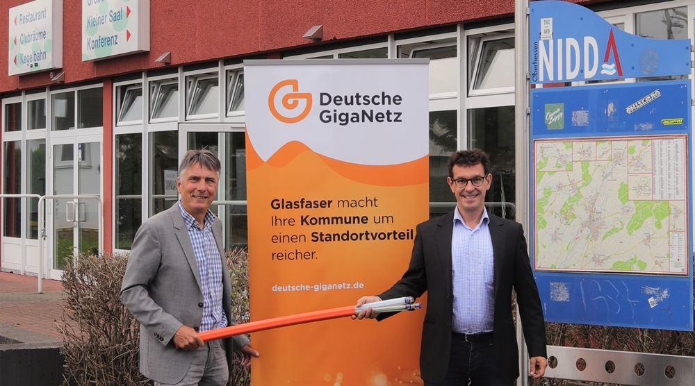 Foto von Bürgermeister Seum mit Firma Giganetz