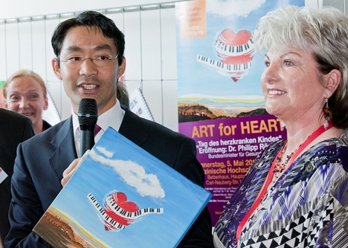 Foto der Künstlerin mit Philipp Rösler