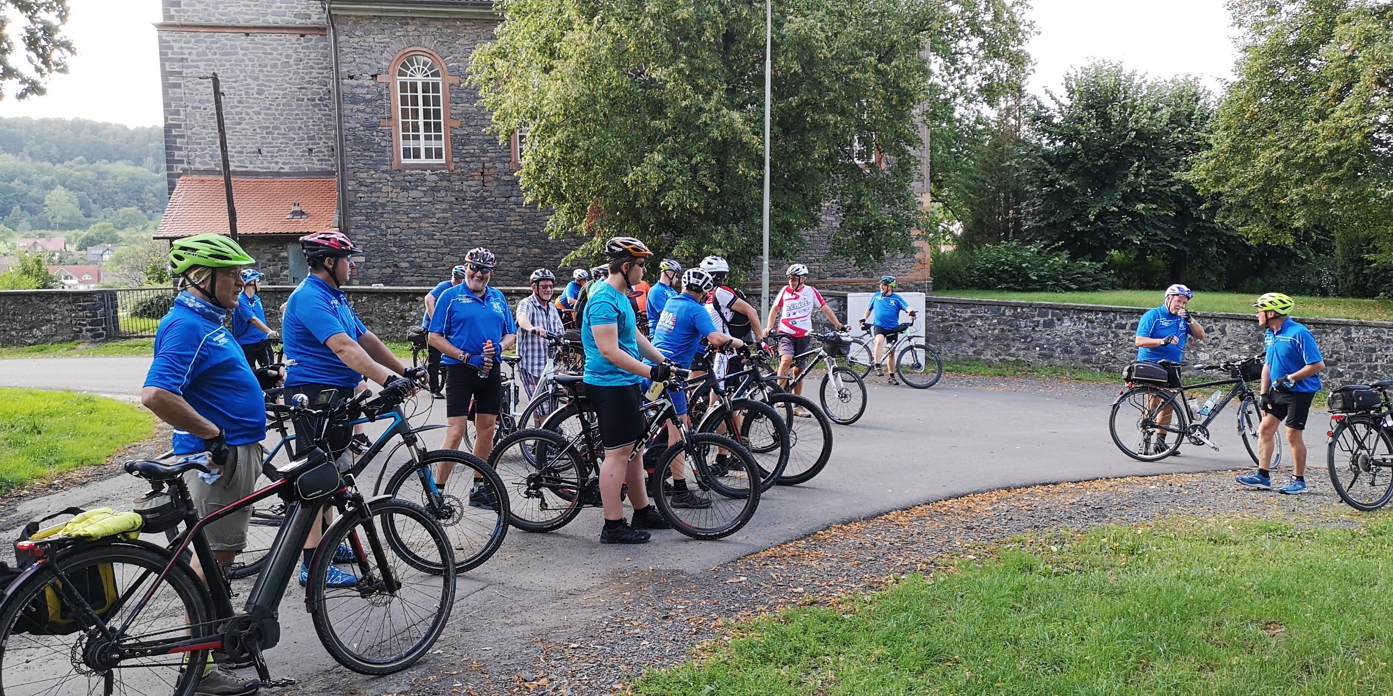 Radler vor der Kirche in Rainrod