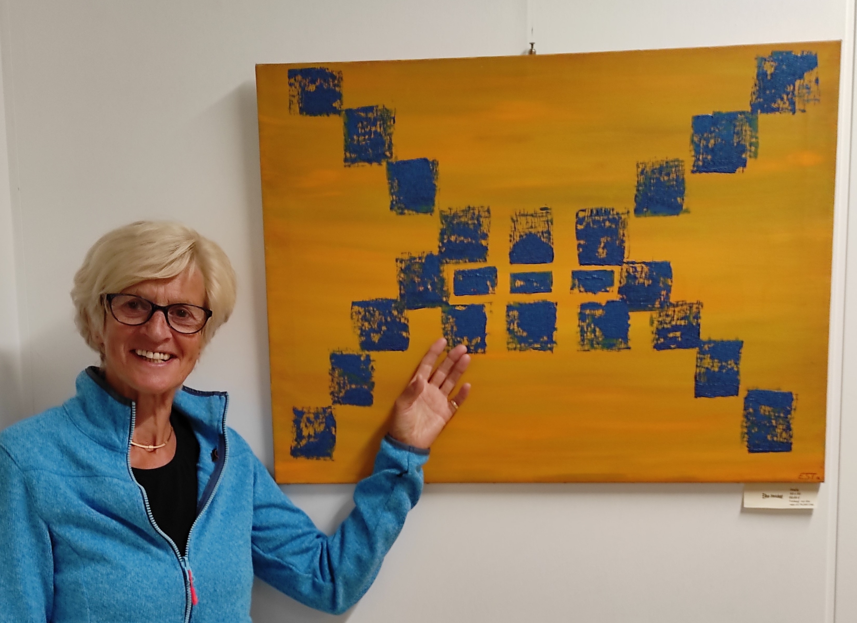 Foto von Elke Stricker mit einem ihrer Werke