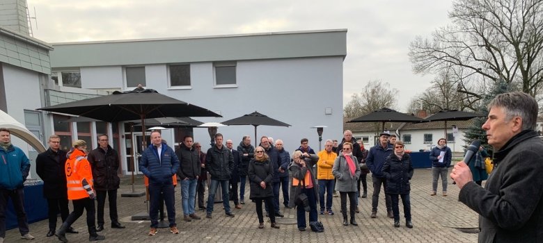 Bürgermeister Seum spricht vor Leuten