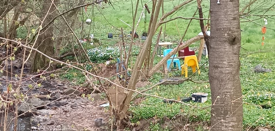 Bachlauf mit Kinderspielzeug