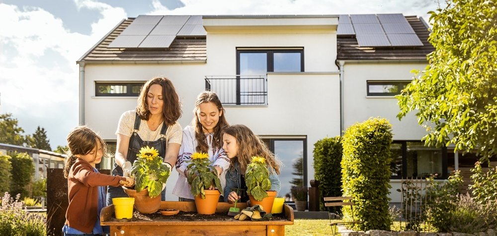 Familie vor Solardach