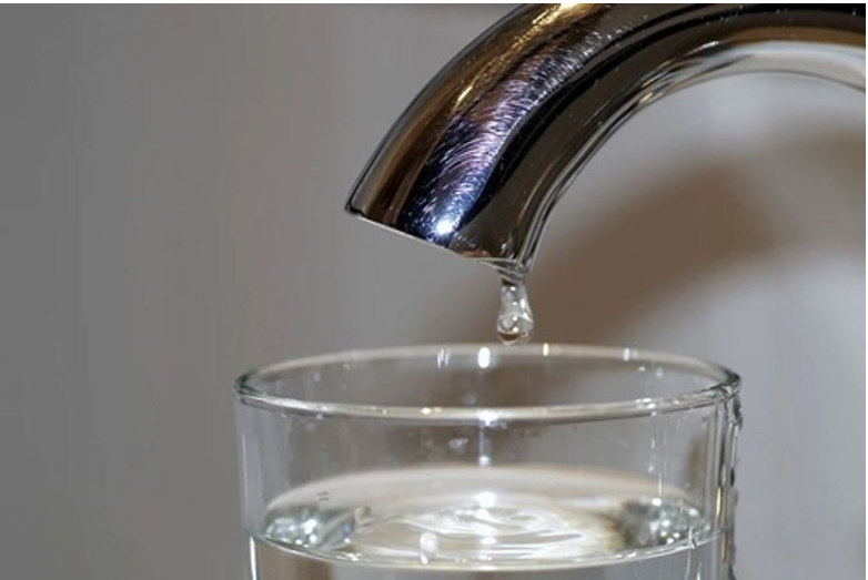 Wasserhan und Wassserglas