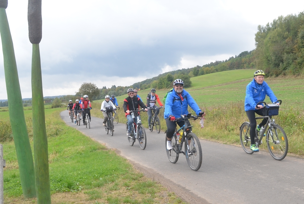 Foto der Radler an einem Verweispunkt