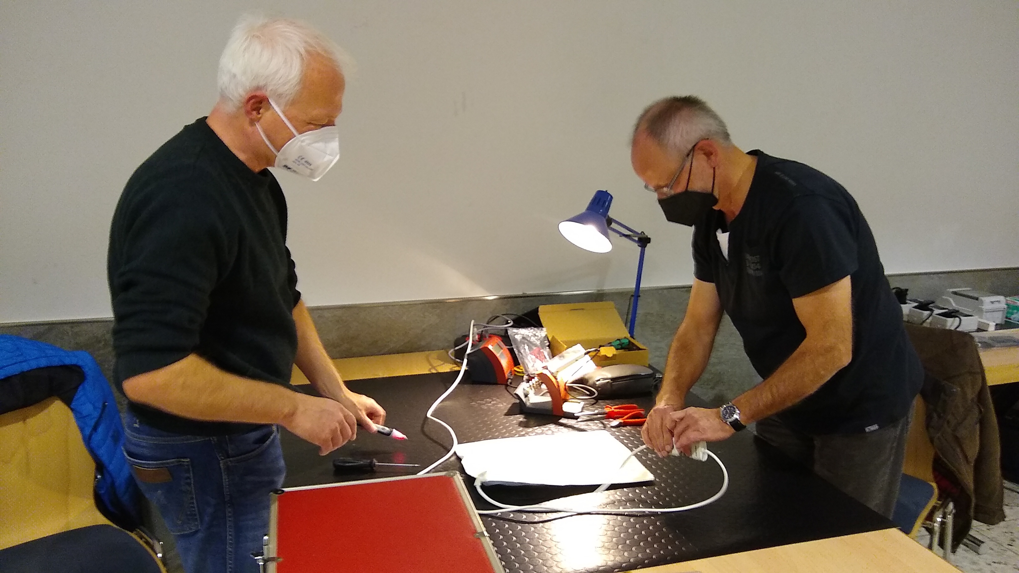 Foto von zwei fleißigen Reparateuren