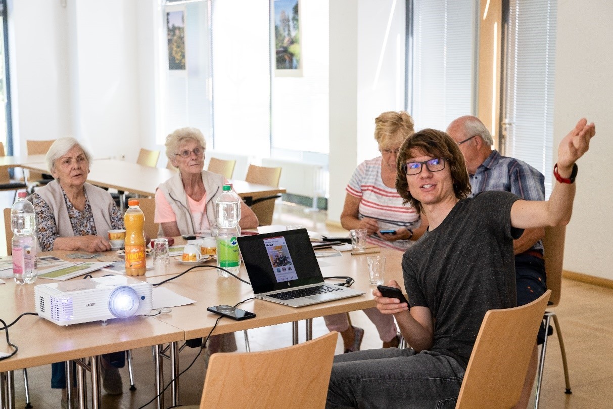 Foto des digitalen Engel mit Seniorinnen