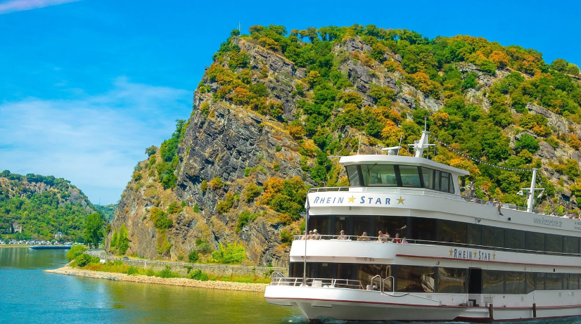 Foto Schiff vor der Loreley