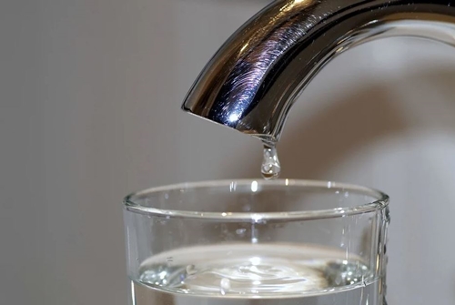 Foto Wasserhahn und Glas, Wassertropfen