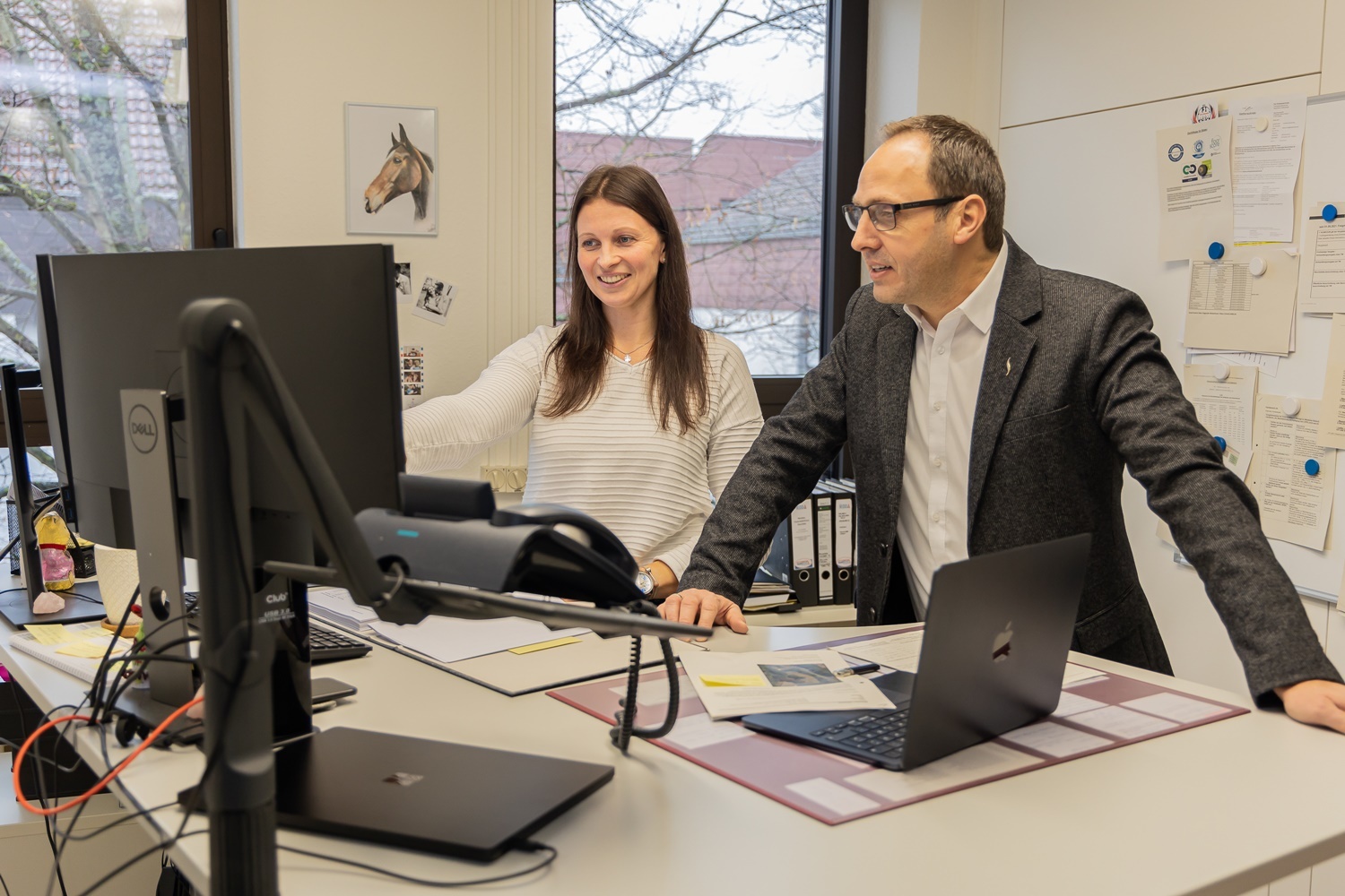 Foto Hochbaumitarbeiterin und Bürgermeister