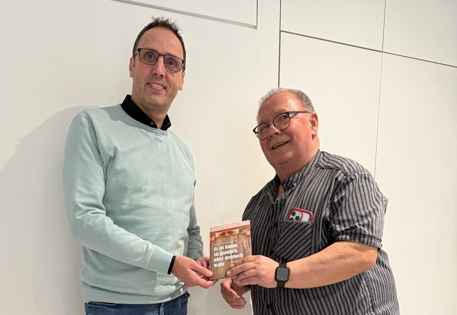 Foto der Buchübergabe