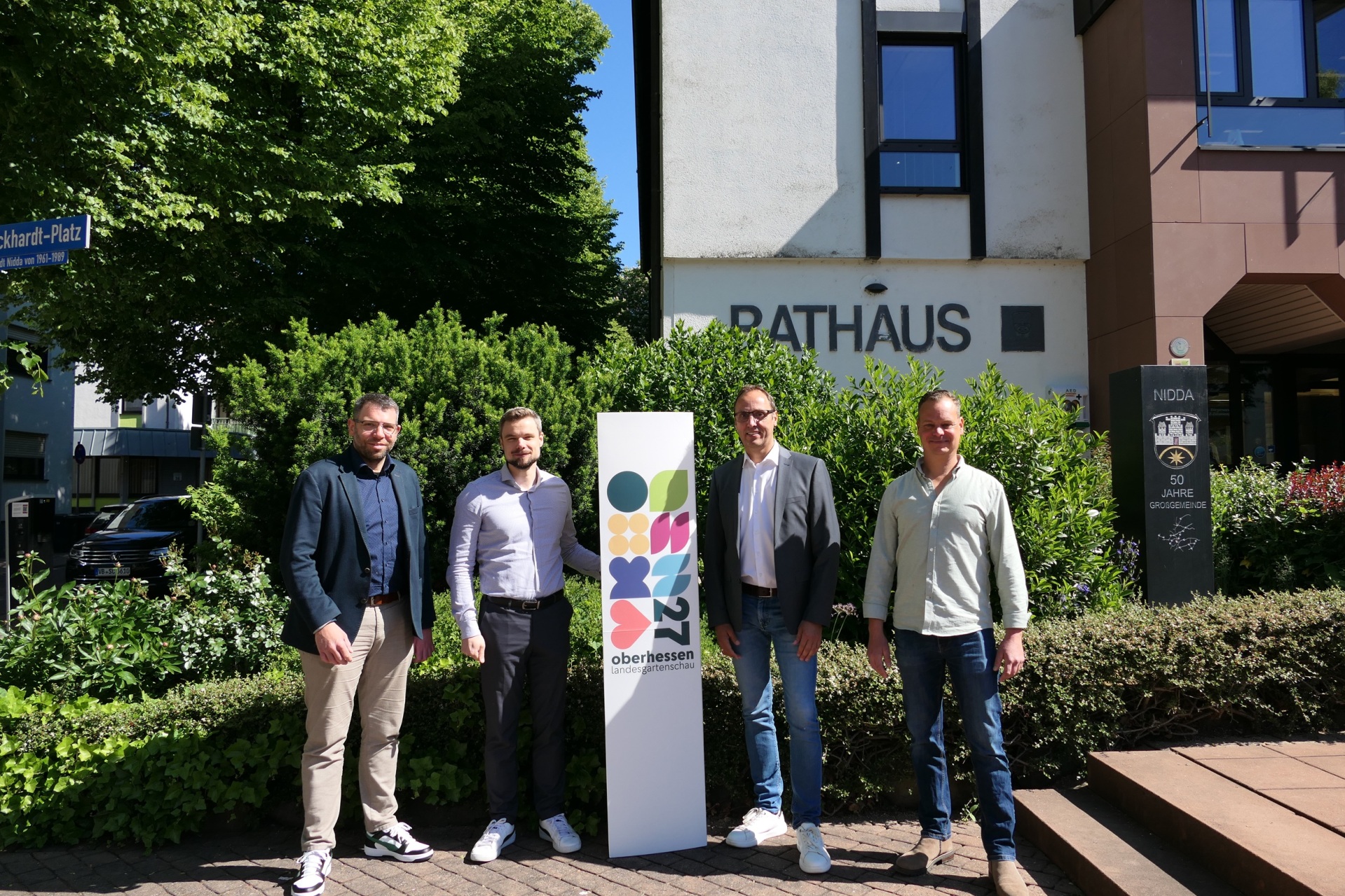 Foto der Beteiligten vor dem Rathaus Nidda