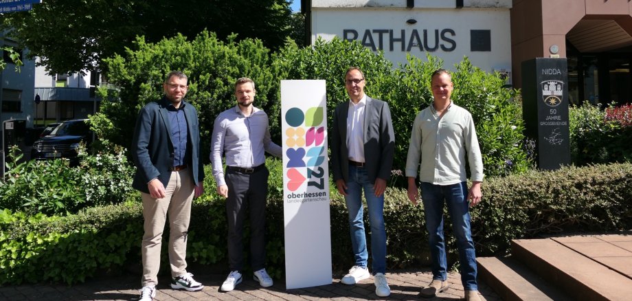 Foto der Beteiligten vor dem Rathaus Nidda