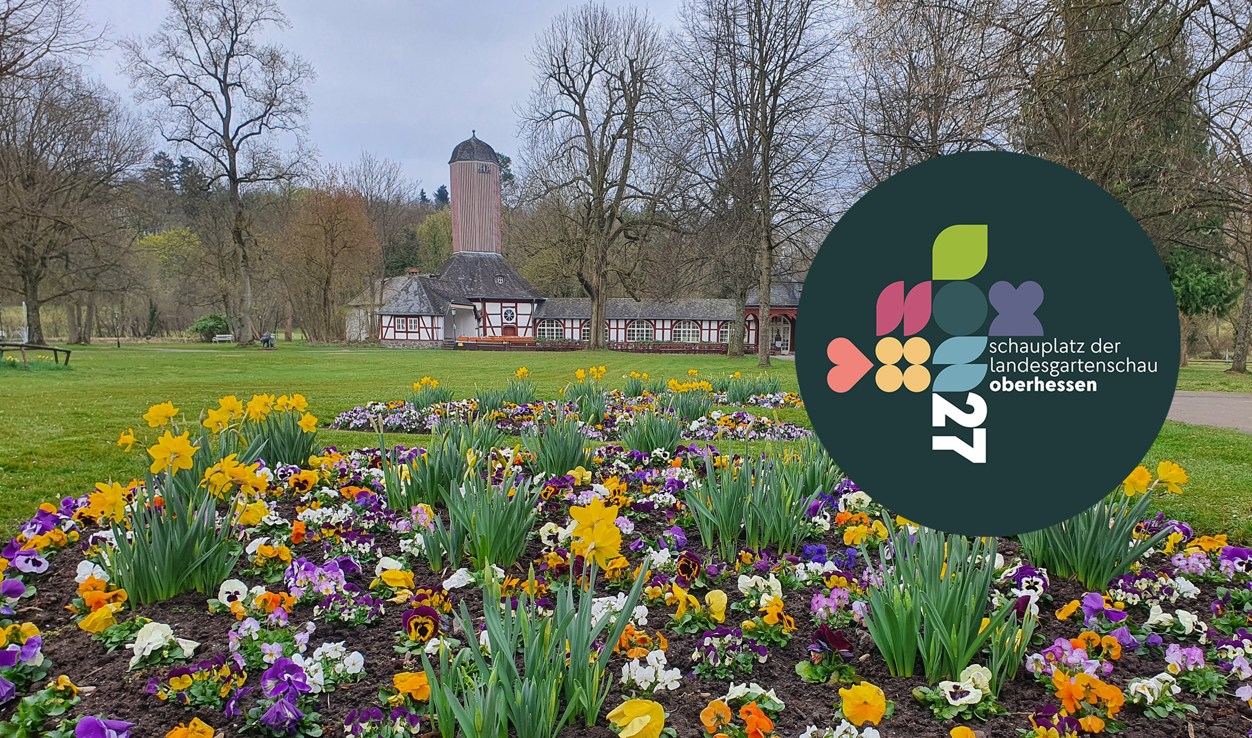 Foto Trinkkurhalle mit Blumenbeet