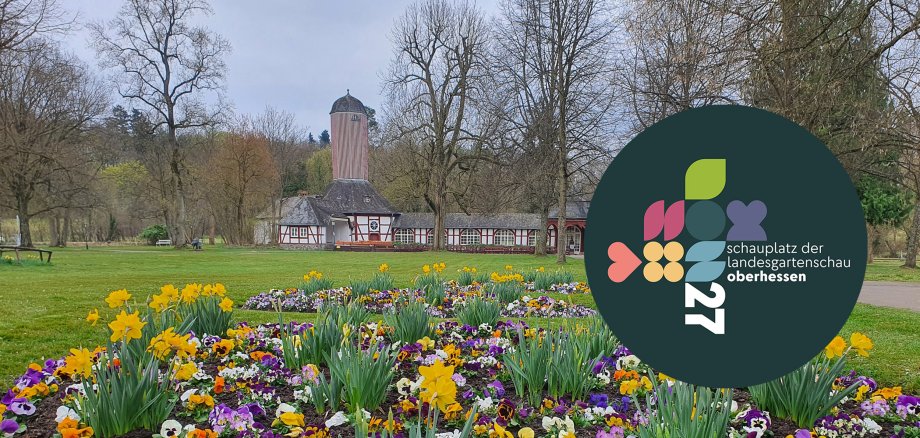 Foto Trinkkurhalle mit Blumenbeet