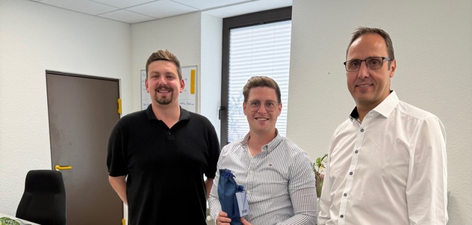 Foto von Fabian Lauer mit Bürgermeister und Fachdienstleiter