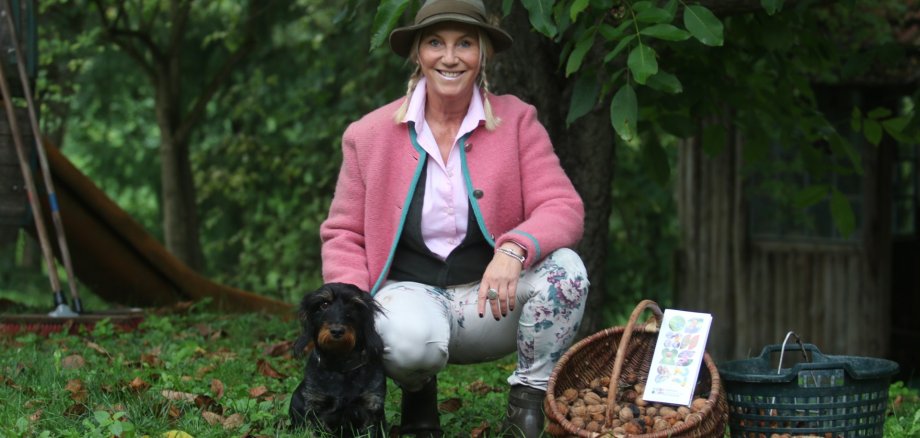 Foto Bärbel Wern mit Dackel und Nüssen