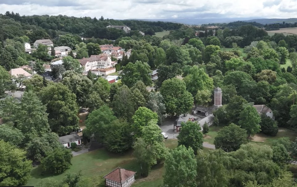 Aus der Luft: Die Trinkkuranlage
