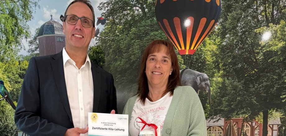 Foto Frau Schneider mit Bürgermeister