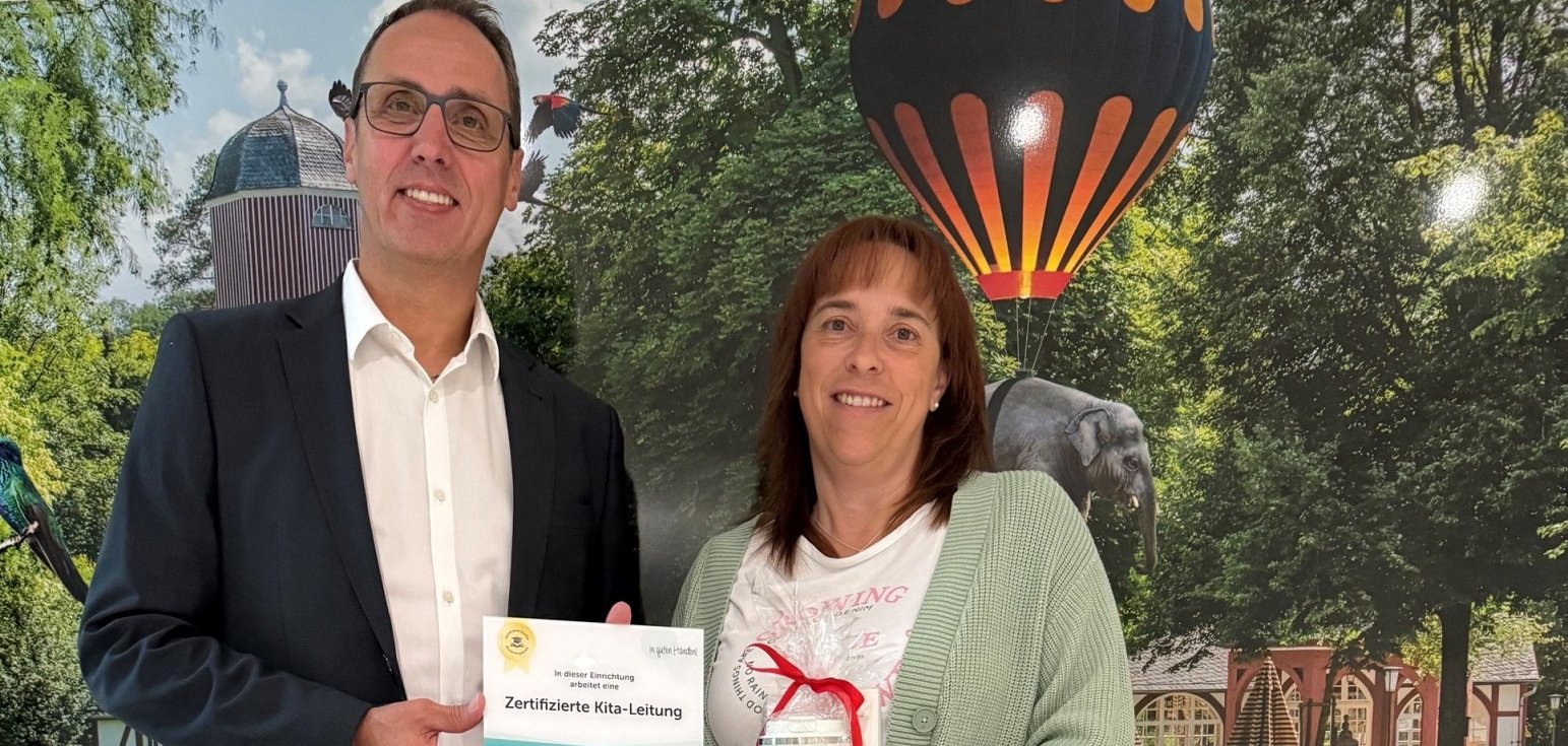 Foto Frau Schneider mit Bürgermeister