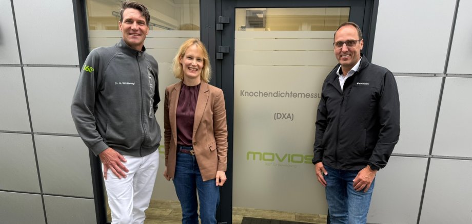 Foto Dr. med. Uwe Schlevoigt, Kreisbeigeordnete Birgit Weckler, Bürgermeister Thorsten Eberhard