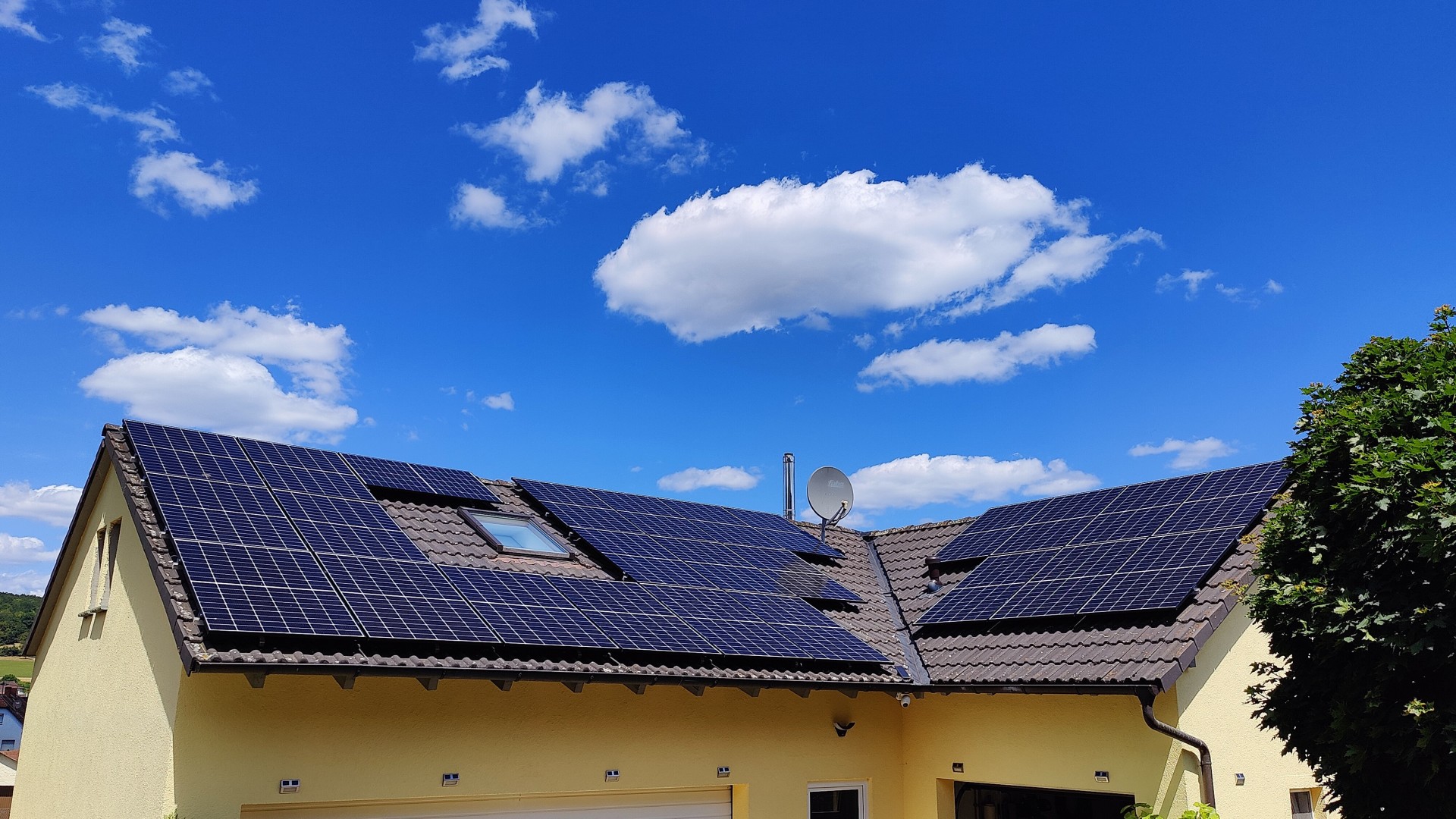 Foto einer PV-Anlage auf einem Hausdach