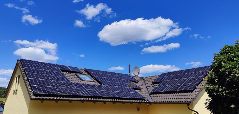 Foto einer PV-Anlage auf einem Hausdach
