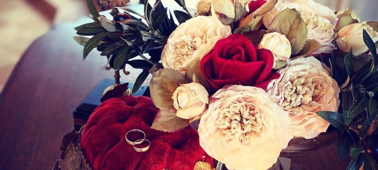 Foto von Kerzen, Blumen, Ringen