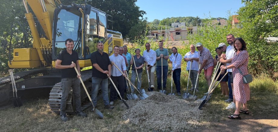 Viele Beteiligte beim Spatenstich in Ober-Schmitten