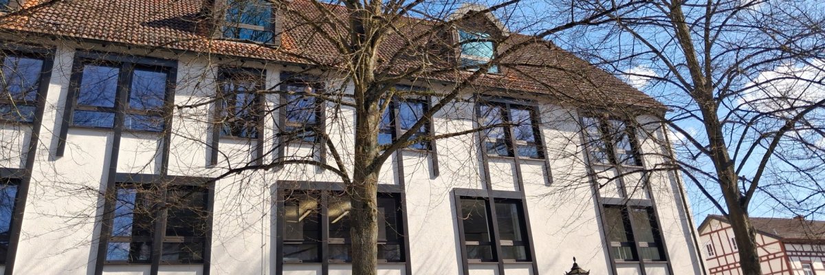 Rathaus-Westseite-April-2026