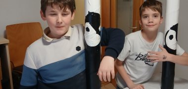 Foto 2 Jungen zeigen ihre Regenmacher