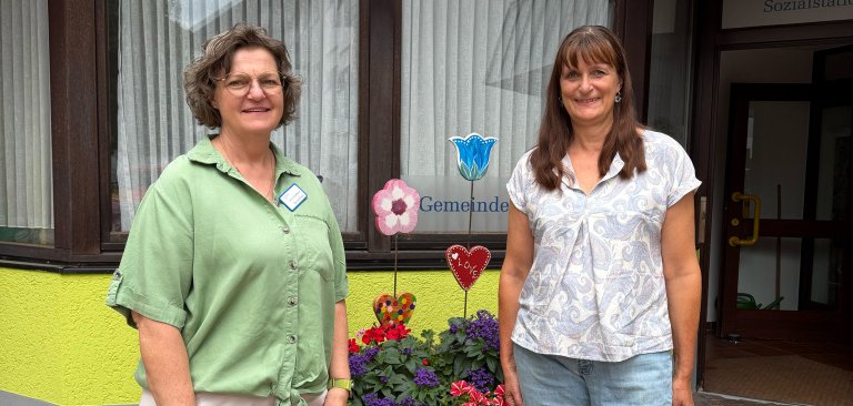 Foto von Gemeindepflegerin Sandra Frank und Versichertenberaterin Ines Lang