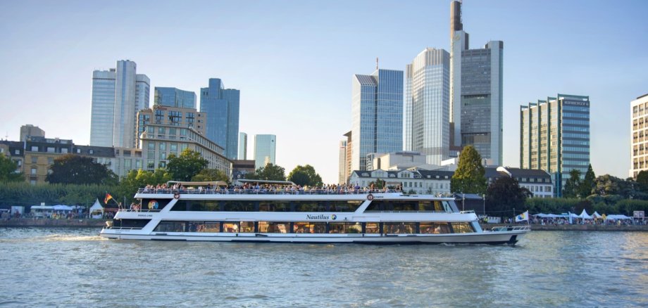 Foto Schiff Nautilus vor der Frankfurter Skyline