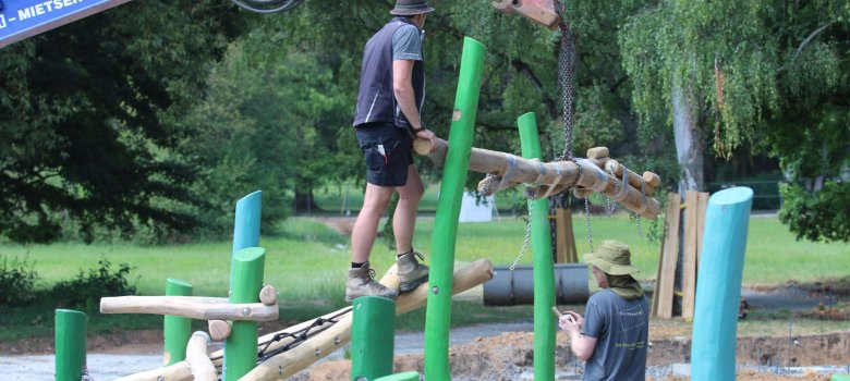 Arbeiter verbinden die Spielplatzelemente
