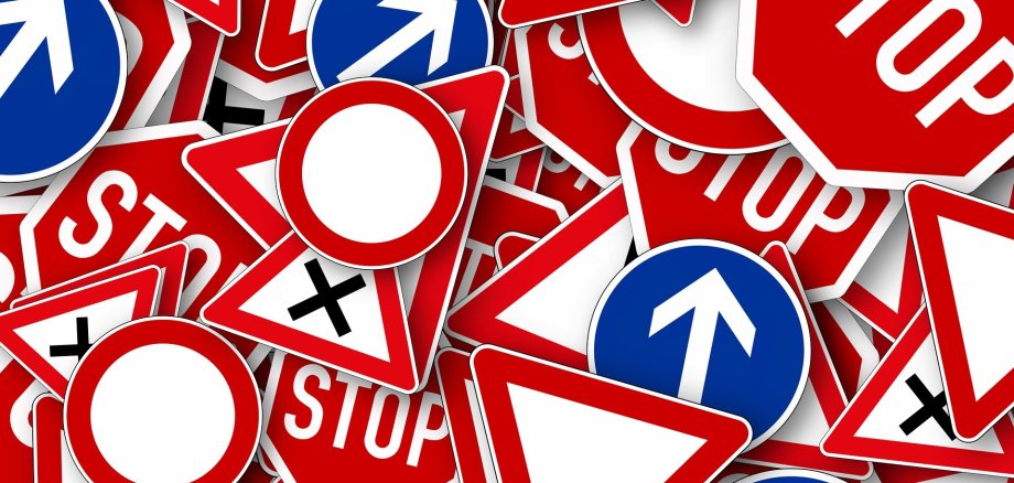 Bild verschiedener Verkehrszeichen