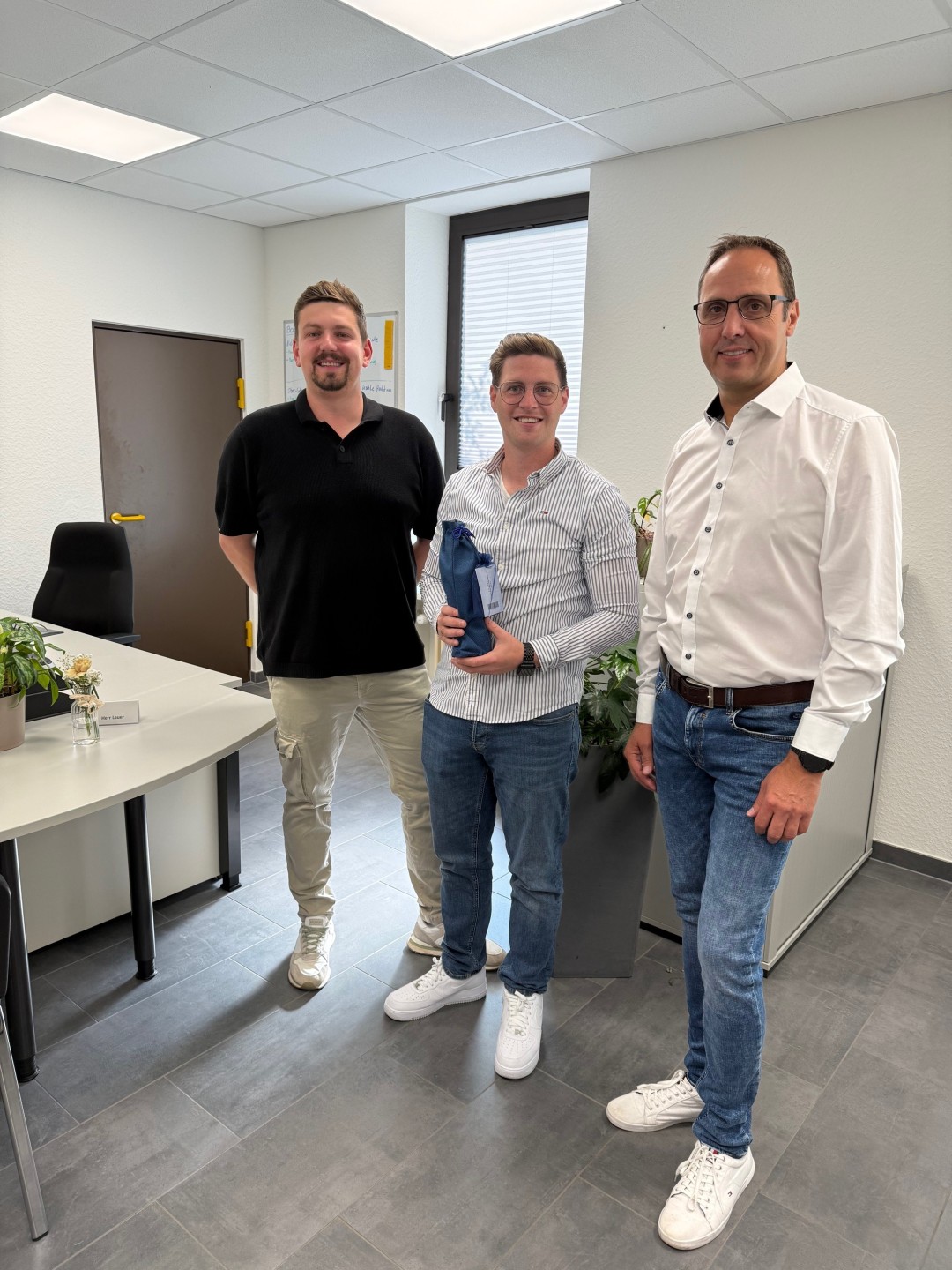 Foto von Fabian Lauer mit Bürgermeister und Fachdienstleiter