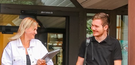 Foto: Azubis vor dem Rathaus