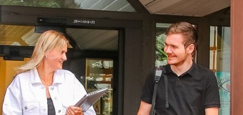 Foto: Azubis vor dem Rathaus