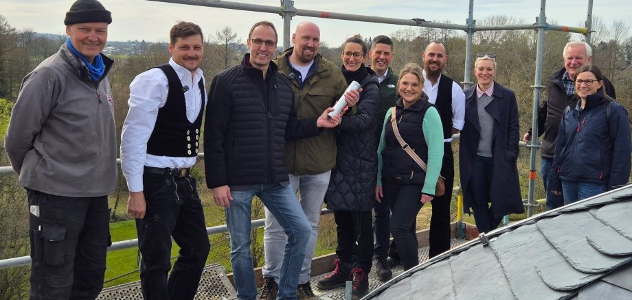 Foto auf dem Turm mit vielen Beteiligten