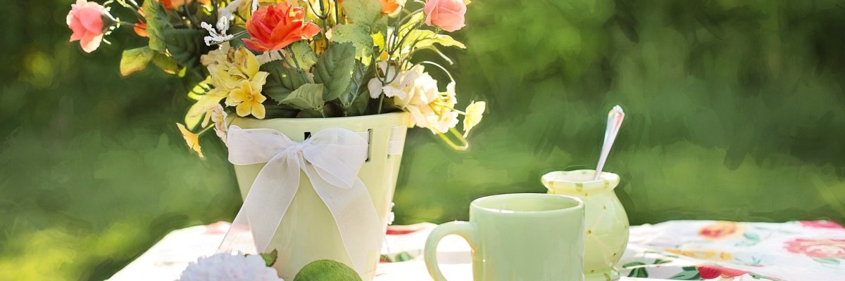 Blumen auf dem Tisch im Garten